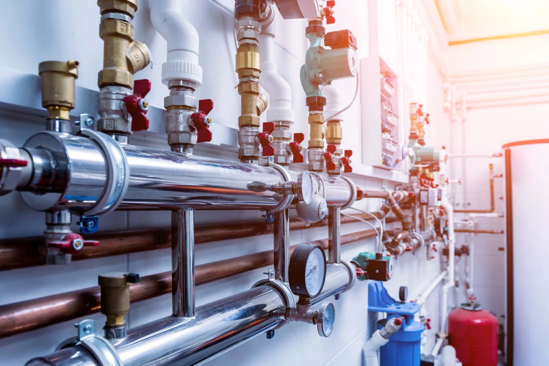 Bell Installationen - Heizungsrohre und -ventile an einer Wand