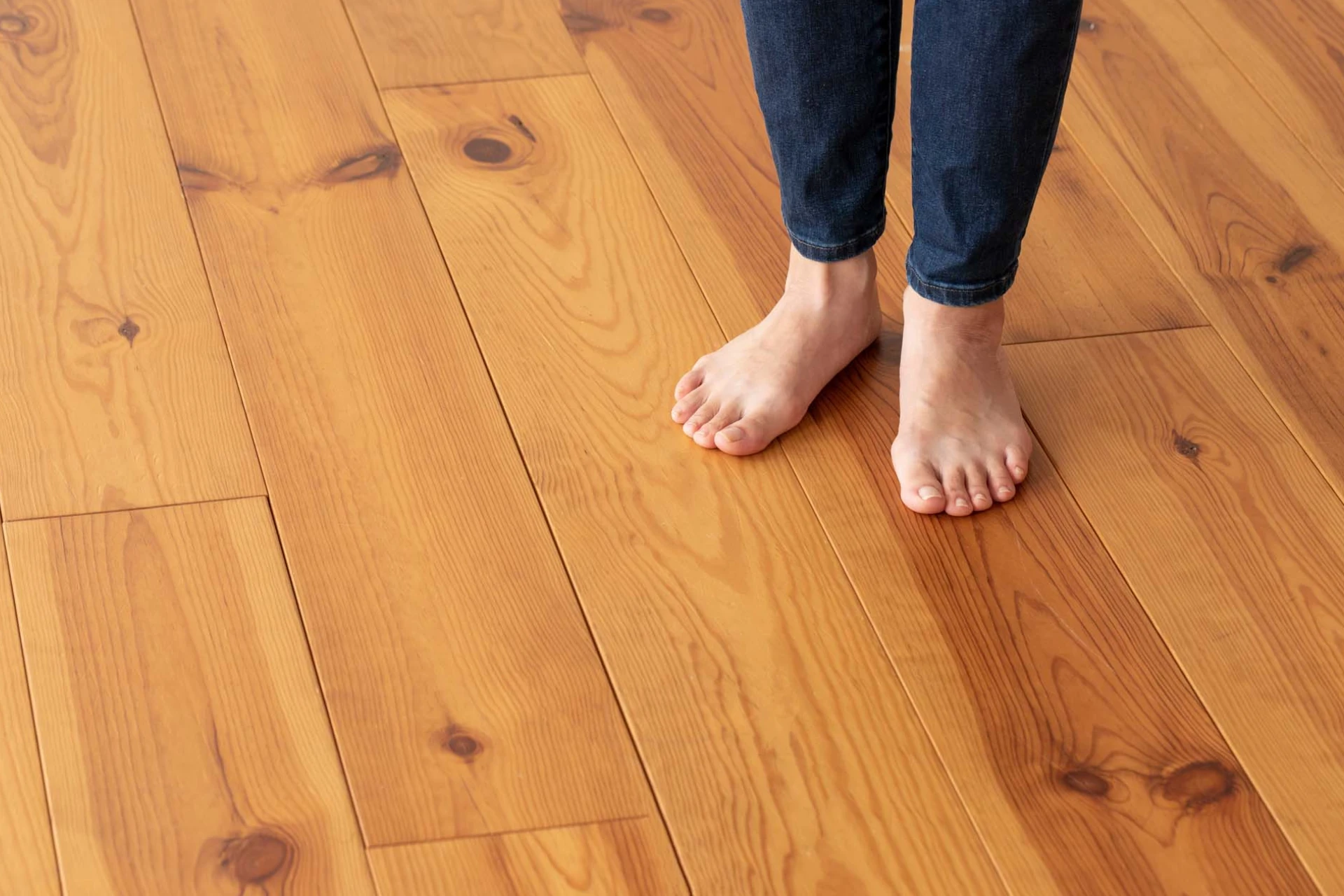 Bell Installationen - Person steht Barfuß auf einem Holzboden