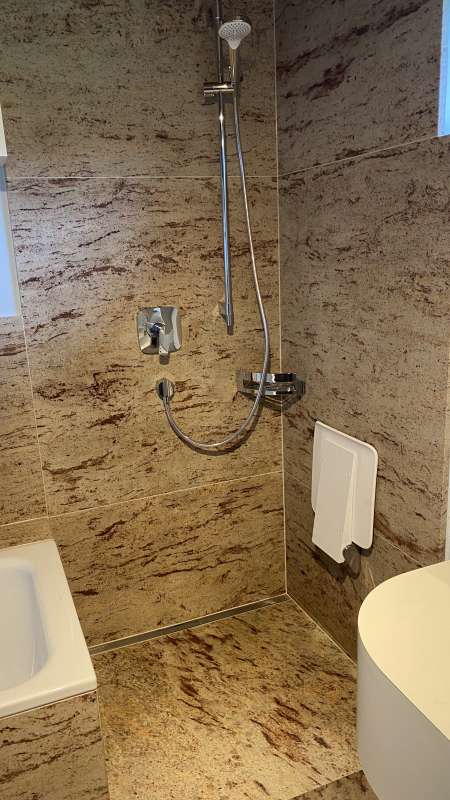 Bell Installationen - Modernisiertes Badezimmer mit Duschbad